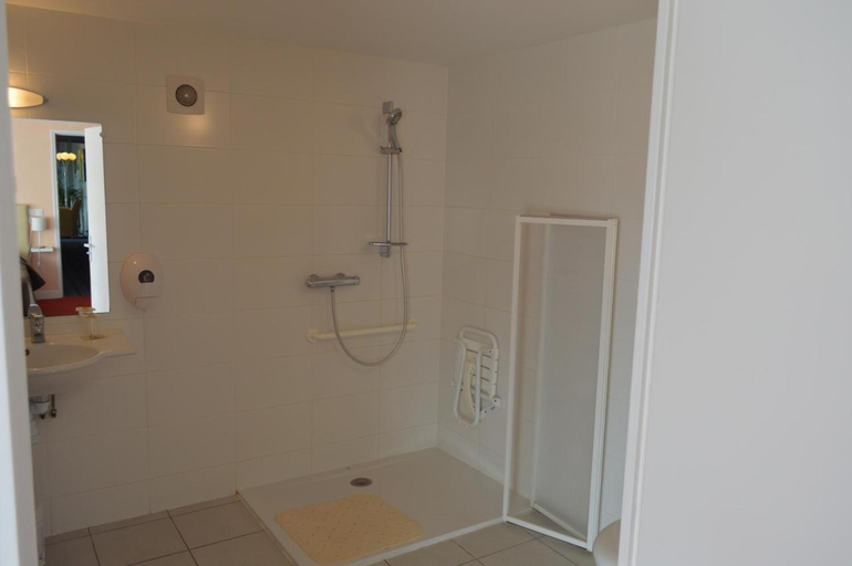 Bathroom 2, Hotel Le Bretagne, Ille-et-Vilaine