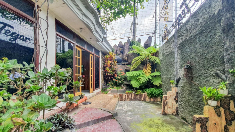 Exterior & Views 2, RedDoorz @ Pujon Malang, Malang