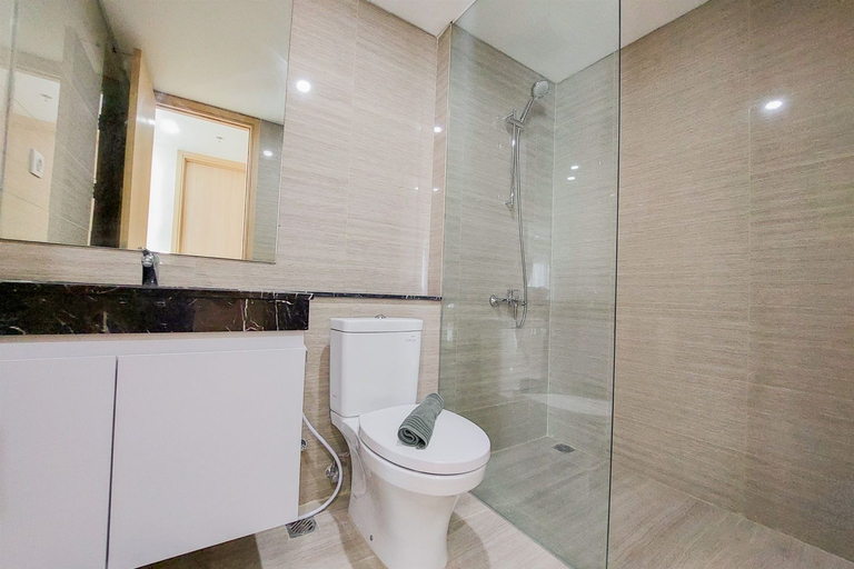 Bathroom 5, Spacious and Lavish 3BR at Hillcrest House Apartment By Travelio, Tangerang