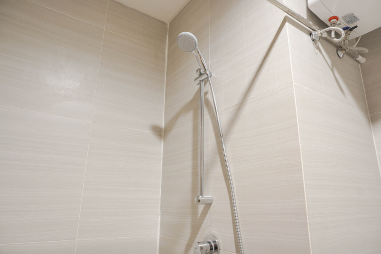 Bathroom 5, Cozy Stay and Spacious Studio at West Vista Apartment By Travelio, Jakarta Barat