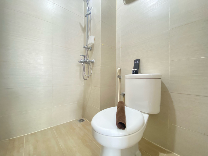Bathroom 5, Comfy 2BR Apartment at Gateway Pasteur near Pasteur Exit Toll By Travelio, Bandung