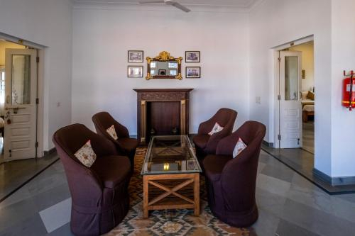 Neer, Pet-friendly 1br w pool close to the lake by Roamhome, Udaipur