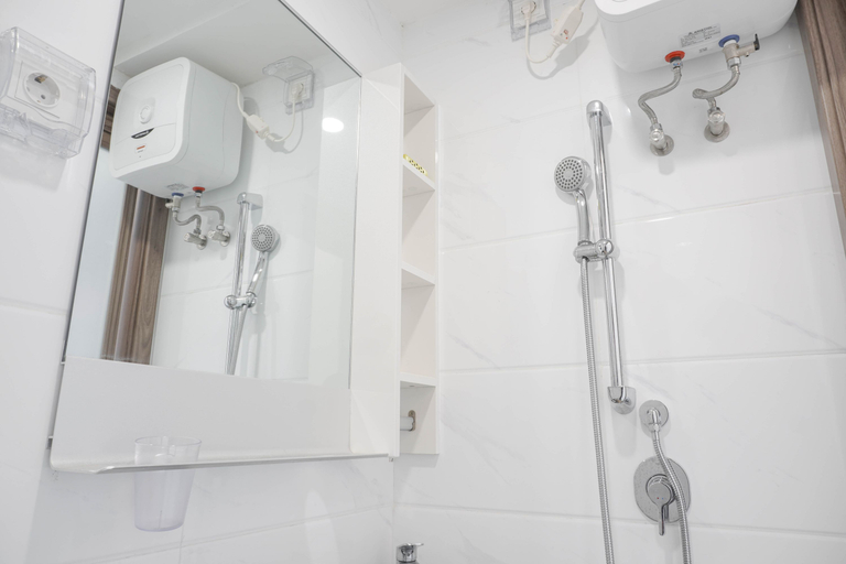 Bathroom 2, Warm and Cozy Stay Studio at Sky House BSD Apartment By Travelio, South Tangerang
