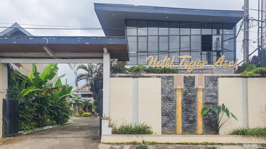 Exterior & Views 2, RedDoorz @ Pujon Malang, Malang