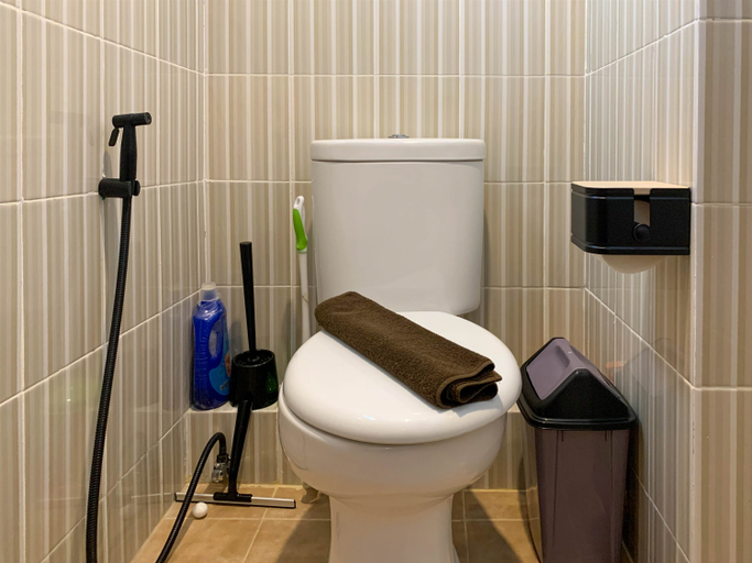Bathroom 5, Comfort and Nice 2BR at Cinere Resort Apartment By Travelio, Depok
