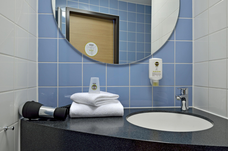 Bathroom 5, B&B Hotel Heilbronn, Heilbronn