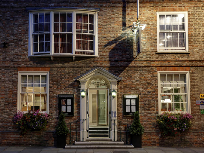 Exterior & Views