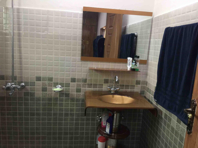 Bathroom 3, Spacious 2 Bed Apartment near Shaukat Khanum, Lahore