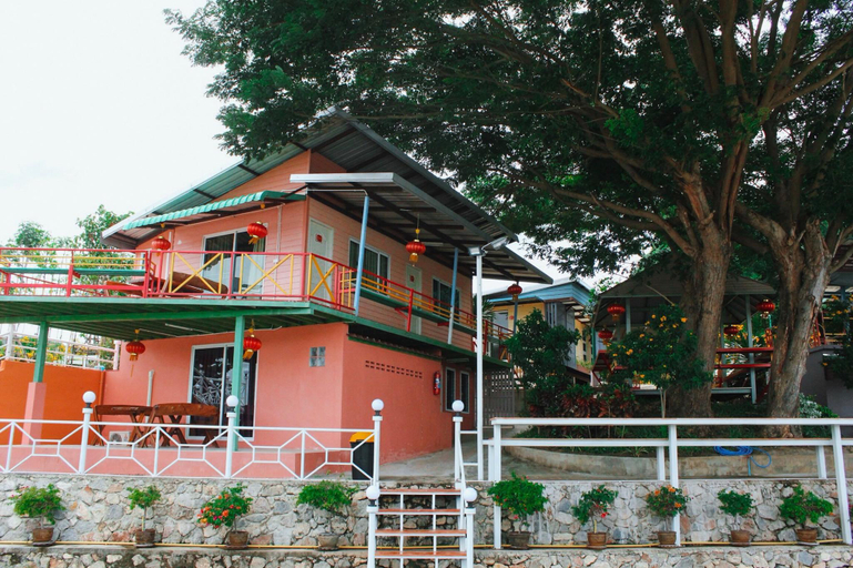 Exterior & Views