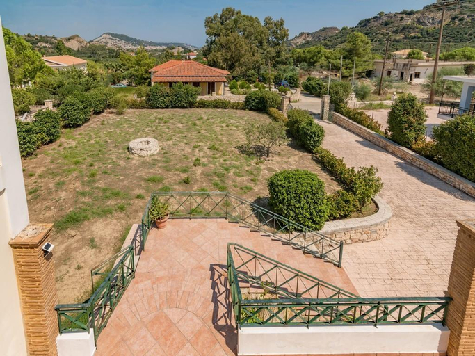 Others 5, Villa Iliogenniti, Ionian Islands