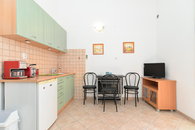 Others 4, Apartment 1989, Fažana