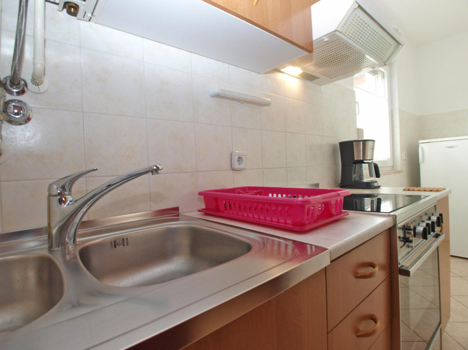 Others 4, Apartment 1600, Pula