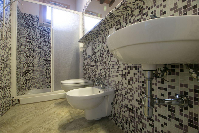 Bathroom 4, Fattoria Palazzeta, Livorno