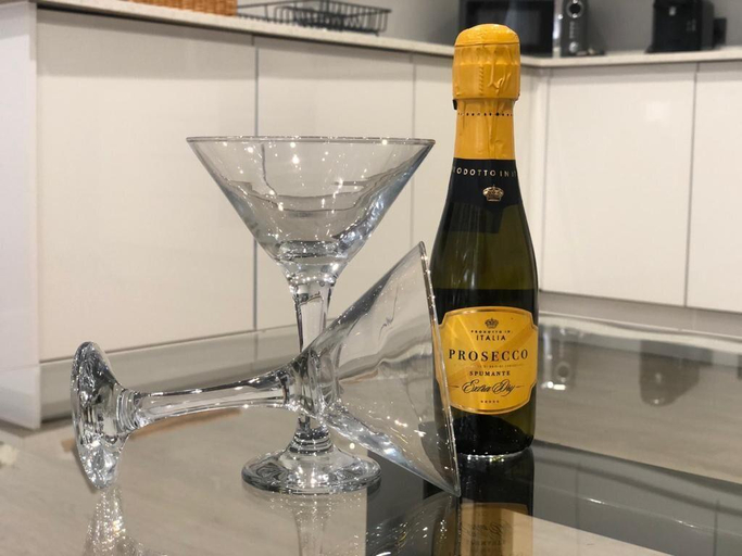 Food & Drinks, Morden Central Self Contained Flat By CozyNest, Reading