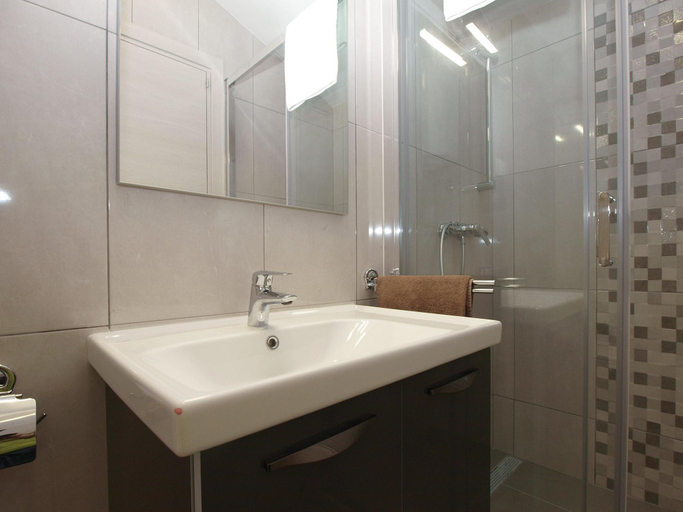 Bathroom 2, Apartment 898, Pula
