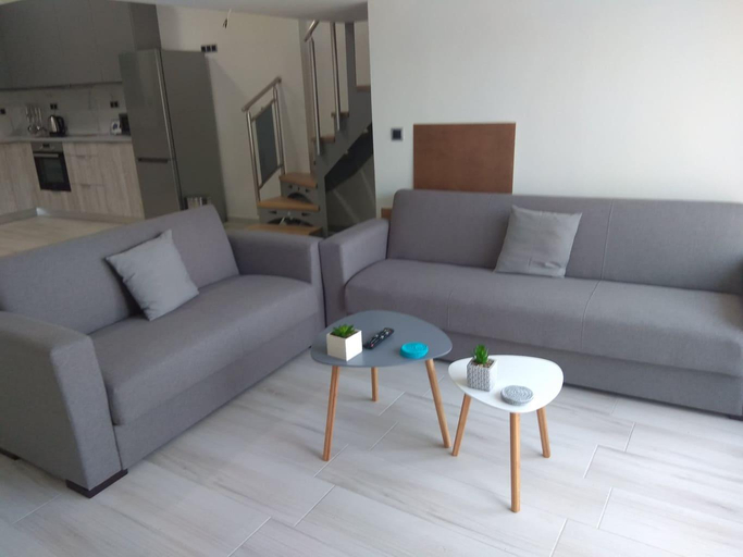 Others 3, Malamatenia 's Maisonette, Crete