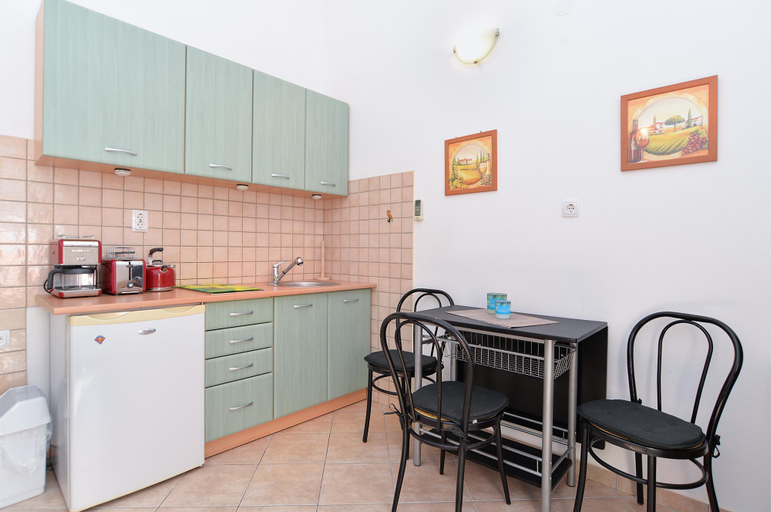 Others 5, Apartment 1989, Fažana