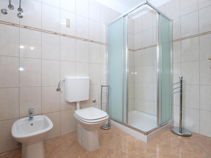 Bathroom 3, Apartment 1600, Pula
