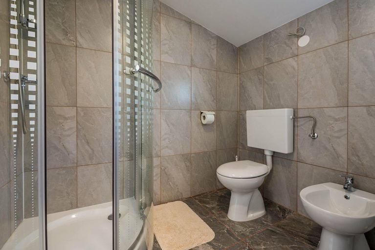 Bathroom 4, Apartment 1427, Marčana