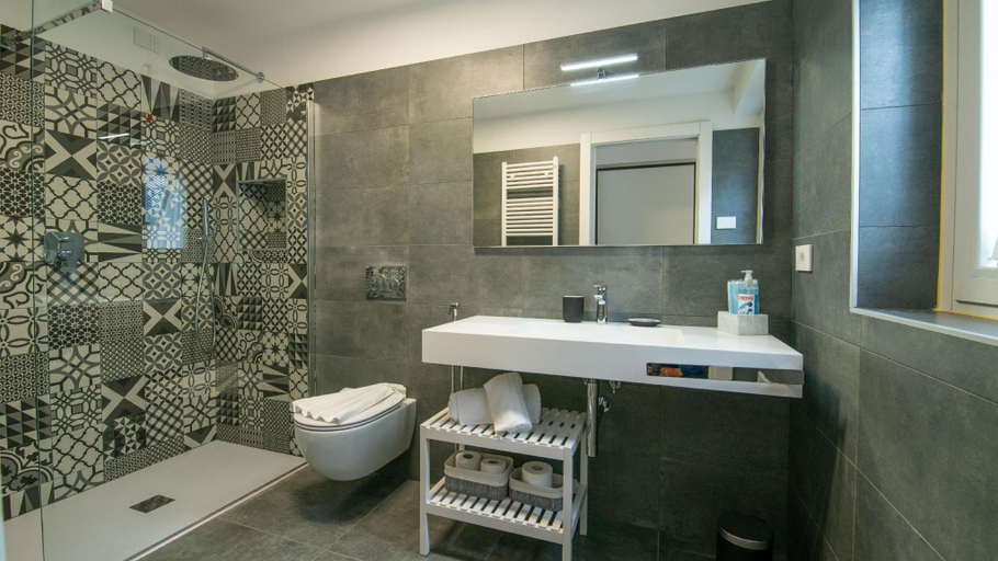 Bathroom 2, Appartamento Gondola Residence La Darsena, Como