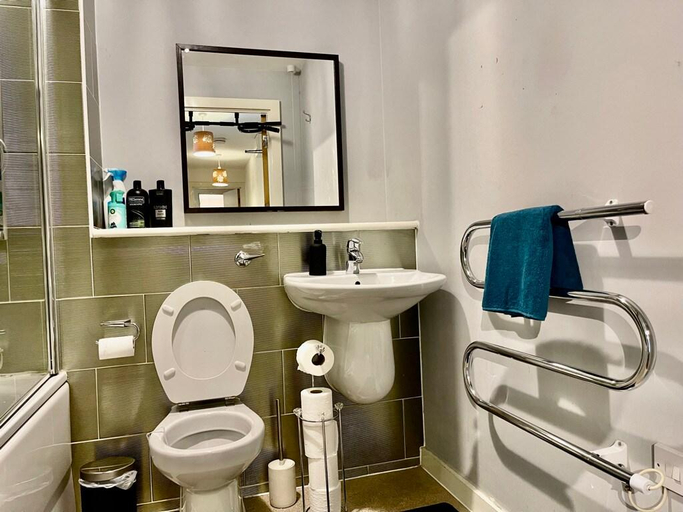 Bathroom 4, Mosh Aparthotel Salford, Manchester