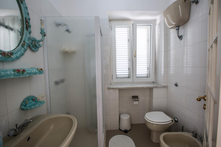 Bathroom 3, Villa Grusone, Napoli