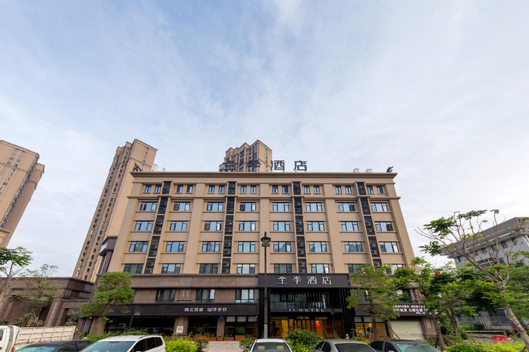 Exterior & Views 10