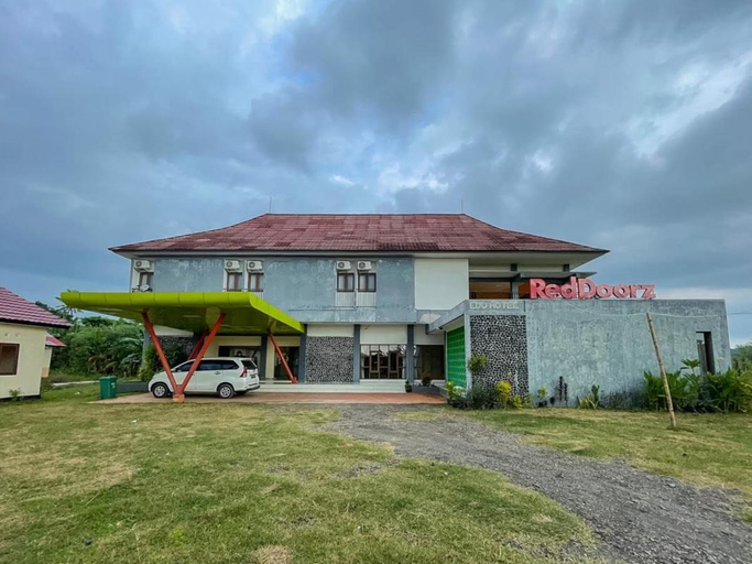 Exterior & Views 1, RedDoorz @ Jalan Raya Kuta Lombok Mandalika, Lombok