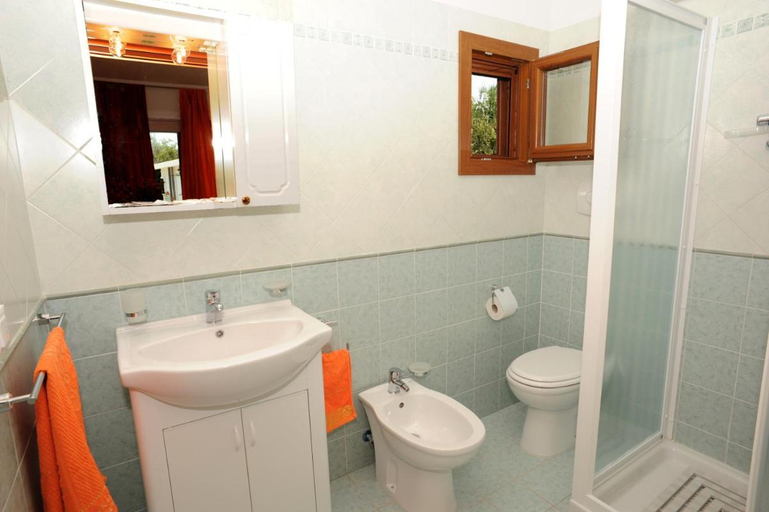 Bathroom, Holiday Apartment orchidea with swimming pool and private beach, Foggia