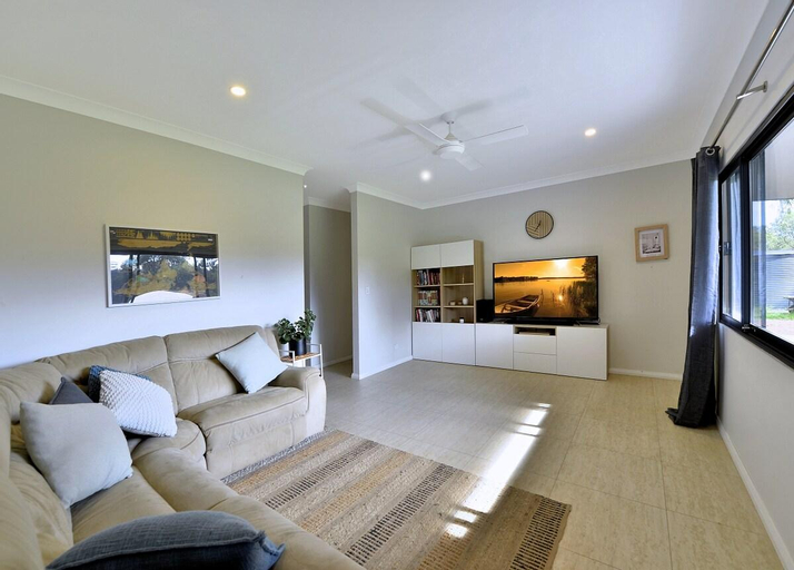 Stunning home on 5 acres with Infinity Pool!, Mandurah