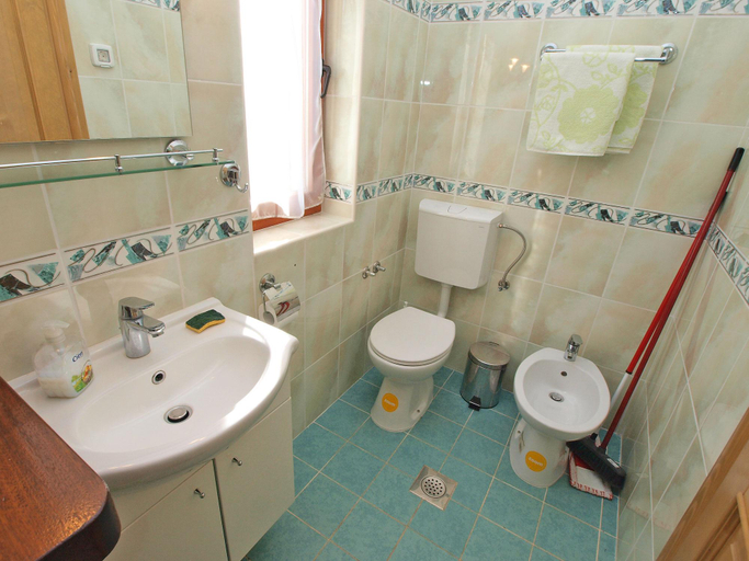 Bathroom 3, Apartment 750, Medulin