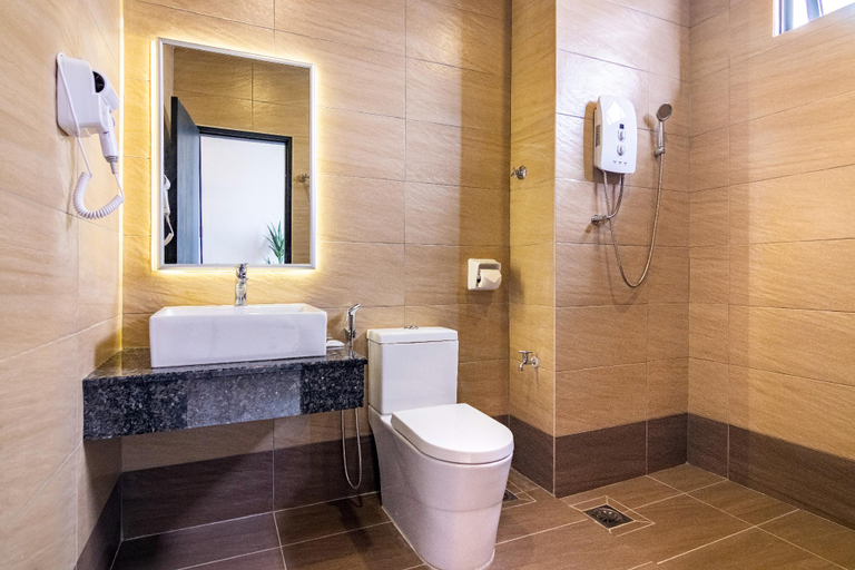 Bathroom, Scott 1BR Hotel by ALV c/w Ergonomic Chair 437, Penang Island