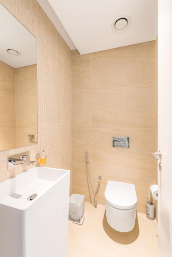 Bathroom 3, Luxury 2 BR Beachfront Apt with stunning sea views, Dubai