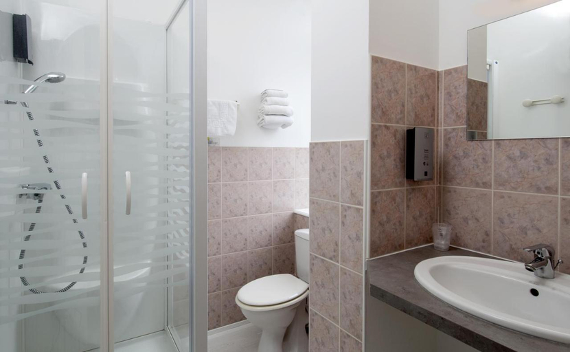 Bathroom, Logis Hotel Cazes - A. Arazat, Aveyron