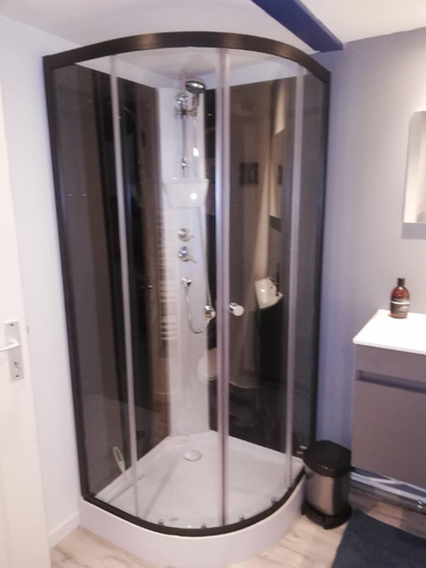 Bathroom 2, London City - Cosy apartment for 23 people, Aisne