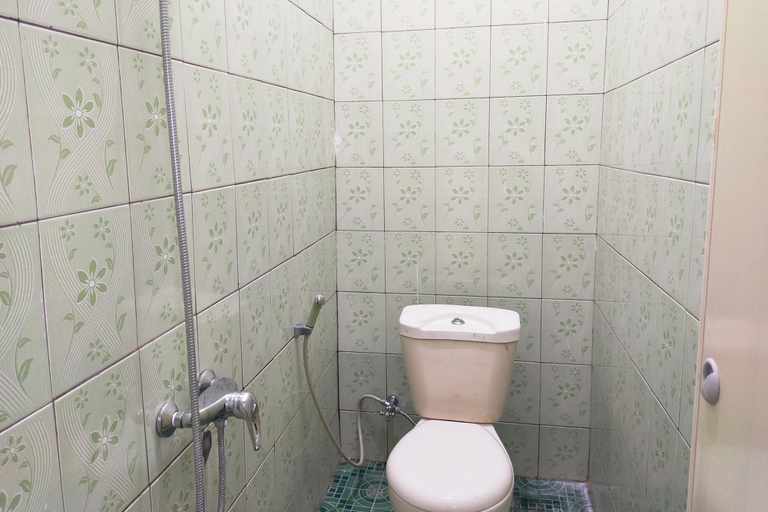 Bathroom 5, Urbanview Hotel Gatot Subroto Lampung by RedDoorz, Bandar Lampung