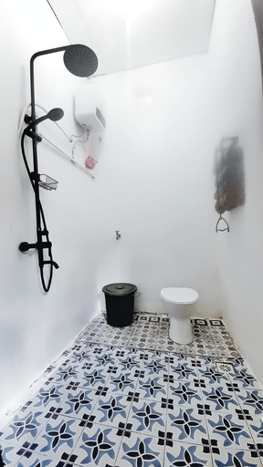 Bathroom 4, Baronda Guest House, Sorong
