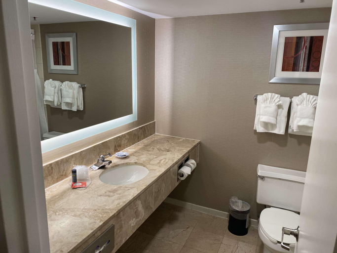 Bathroom 5, Doubletree By Hilton New York Laguardia Airport, New York