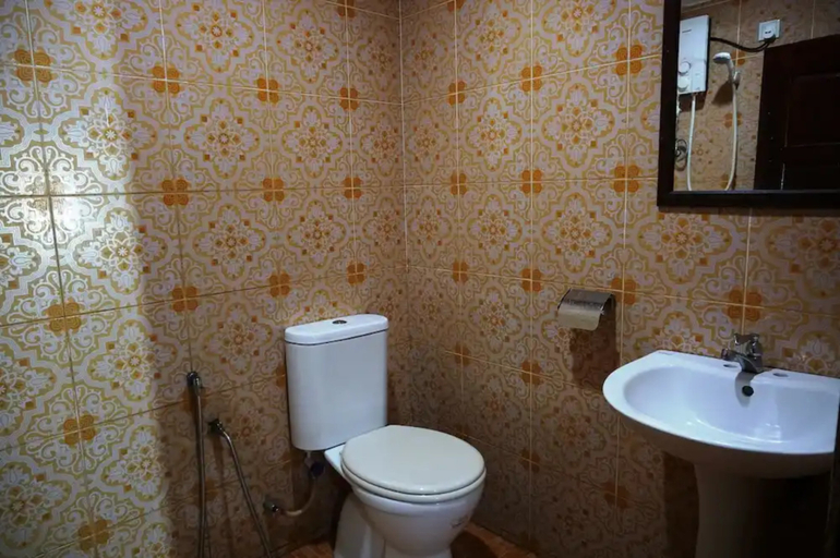 Bathroom 3, 1 Baron Motel, Langkawi
