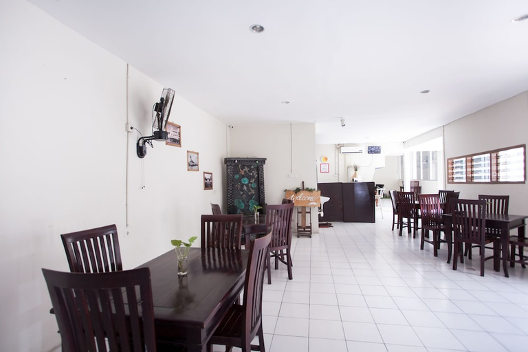 Food & Drinks, RedDoorz Plus near Galaxy Mall, Surabaya