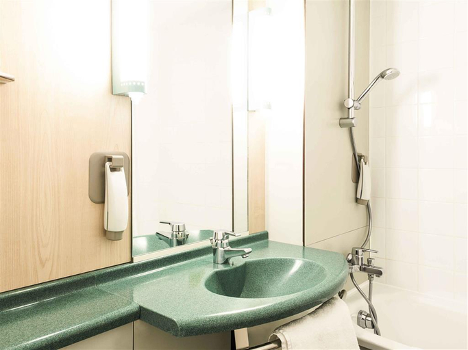 Bathroom 5, ibis Paris Porte de Clichy Centre, Hauts-de-Seine