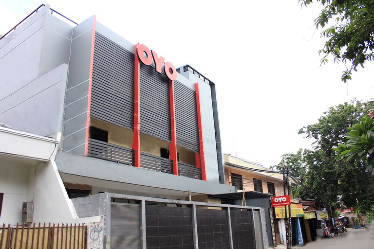 Exterior & Views 1, OYO 137 Permata Tawakal, West Jakarta