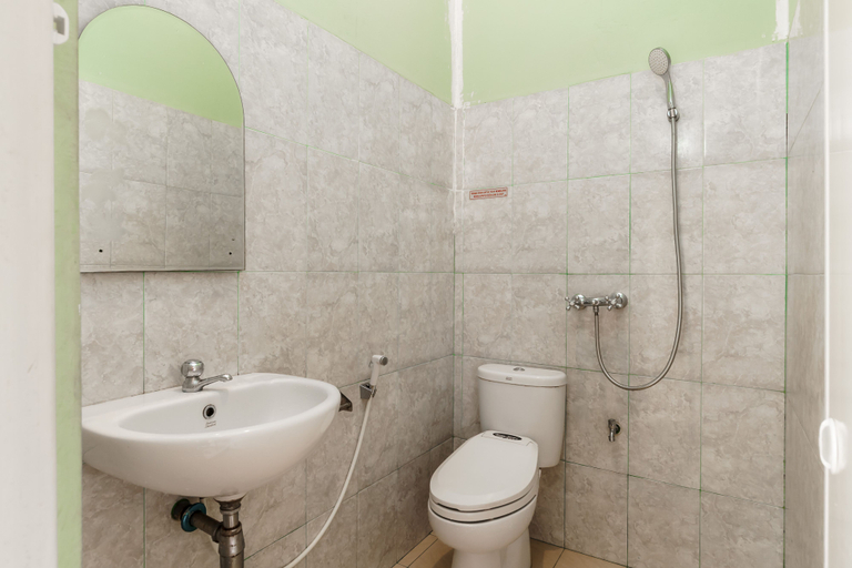 Bathroom 4, Urbanview Hotel Nugraha Palembang by RedDoorz, Palembang