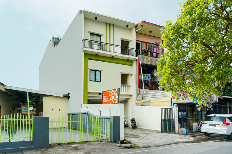 Exterior & Views 2, OYO 91182 Kos'ta Homestay Makassar, Makassar
