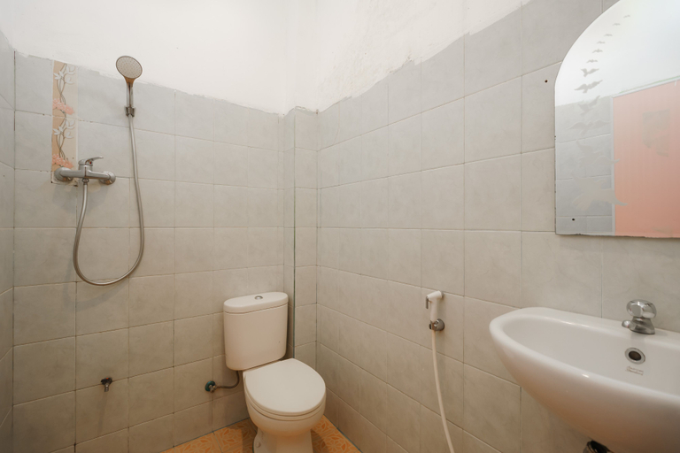 Bathroom 4, Urbanview Hotel Nugraha Palembang by RedDoorz, Palembang