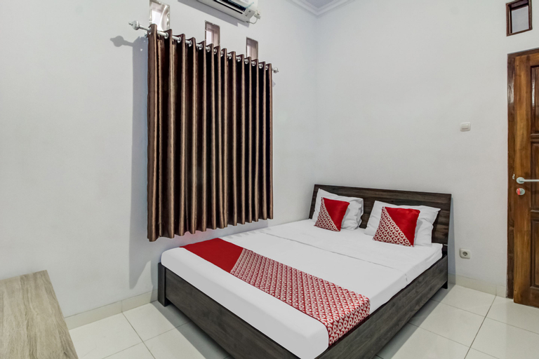 Bedroom 1, OYO 91243 Bina Syariah Guest House, Cirebon