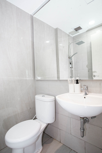 Bathroom 5, Apartment 2BR in Benson Connected to Pakuwon Mall Surabaya Barat, Surabaya