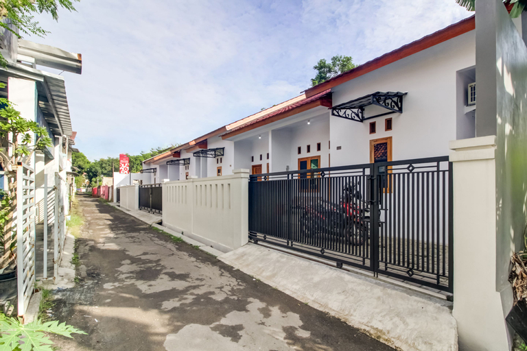 Exterior & Views 2, OYO 91243 Bina Syariah Guest House, Cirebon