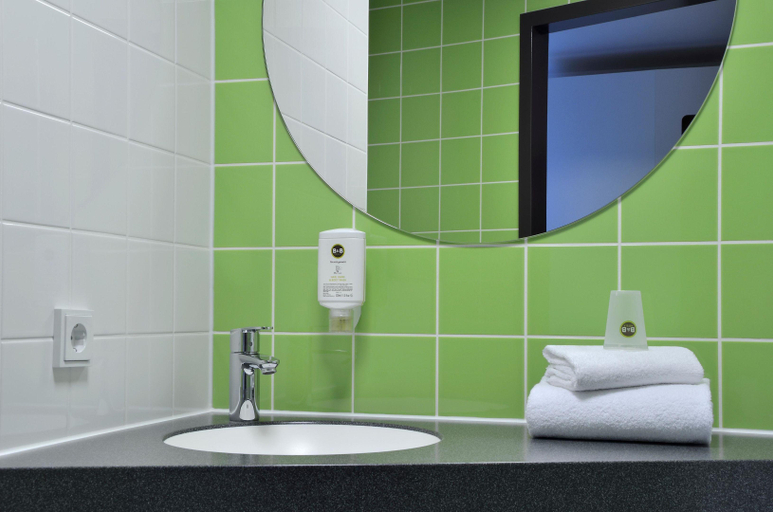 Bathroom 5, B&B Hotel Karlsruhe, Karlsruhe