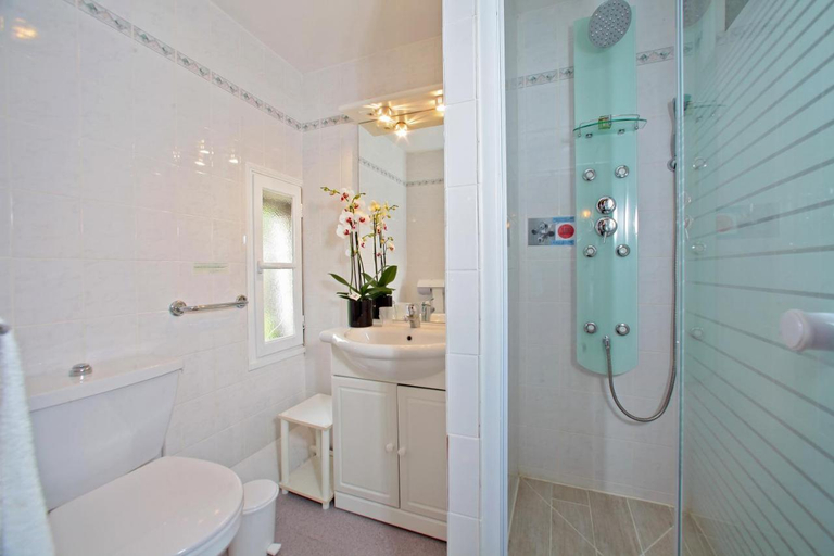 Bathroom, Logis Hotel le Cygne, Dordogne